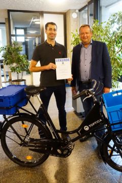 Bürgermeister Peter Köstler mit Florian Figge, Teamchef des Gewinner-Teams Toptica Photonics AG (Foto: Gemeinde Gräfelfing)