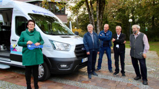 „Männer mit Herz“ nannte Bürgermeisterin Brigitte Kössinger die vier ehrenamtlichen Bürgerbusfahrer (v.l.n.r.): Heinz Rauhoff, Fritz Höhnberger, Manfred Brauner und Nabil Preuß.