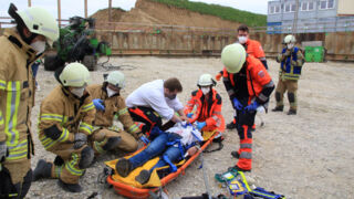 Rettungsdienstübung - Person aus großer Höhe vorwärts in eine Baugrube gestürtzt (Foto: Sebastian Krone)