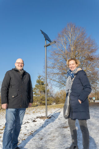 Bürgermeister Rudolph Haux, rechts Silke Mall (Bayernwerke)  (Foto: Gemeinde Krailling / A. Broschell)