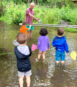 Mit ihren Keschern fingen die Kinder Bachflohkrebse, eine Eintagsfliegenlarve und einen Strudelwurm. Diese, wurden unter dem Mikroskop betrachtet und danach wieder ins Wasser entlassen. (Foto: Gemeinde Planegg)