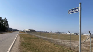 Zufahrt zum neuen Gautinger Gewerbegebiet über die an den Flughafen angrenzende Galileostraße (Foto: Ulrike Seiffert/Unser Würmtal)