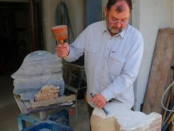 Peter Lutterkord bei der Arbeit und im Marmorbruch von Domodossola