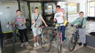 Super Räder! Die Jugendlichen Konstja, Illya, Rostyslav und Maxim freuen sich sehr über ihre neuen Räder. (Foto: Ulrike Seiffert/Unser Würmtal)