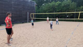 Die 4 Beachvolleyball-Plätze waren dauer-belegt - Anregungen kamen u.a. von Felix Ottenbacher, Trainer der 1. Damenmannschaft des TV (Foto: Unser Würmtal)