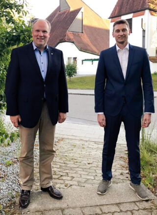 Landrat Christoph Göbel (l.) gratulierte dem neu gewählten Kreisbrandrat Harald Stoiber.