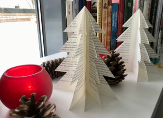 Tannenbaum aus einem alten Buch (Foto: Bibliothek Krailling)