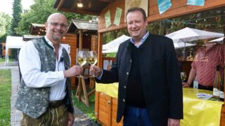 v.l.: Organisator Jan Konarksi und Bürgermeister Peter Köster freuen sich schon auf das Fest mitten im Ort (Foto: Gemeinde Gräfelfing)