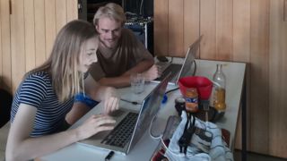 Laura Schlüter und Tobias Schimpfle steuern über die Notebooks die Powerpointpräsentation mit den Texten, die an die Wand projiziert werden (Foto: Unser Würmtal)