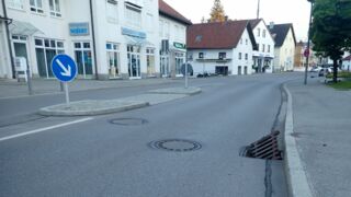 Der ausgehobene Gully-Deckel in der Starnberger Straße (Foto: Polizei Gauting)