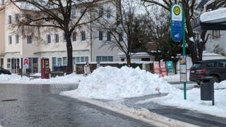 Schneeberg in der Ortsmitte von Krailling verhindert die Sicht auf kleinere Fußgänger (Foto: Unser Würmtal)