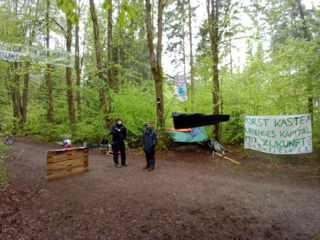 Waldbeschützer demonstrieren direkt in Forst Kasten gegen die Kiesabbaupläne.