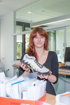 Gemeindemitarbeiterin Jessica Selimi mit einem einsamen Schuh auf Partnersuche (Foto: Gemeinde Gauting)