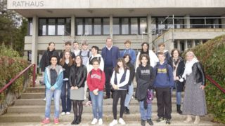 15 franszösche Schülerinnen und Schülern der 8. Klasse besuchten das Gräfelfinger Rathaus (Foto: Gemeinde Gräfelfing)