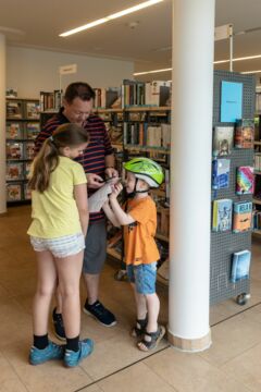 Annika und Felix beratschlagen mit ihrem Vater Alexander wie sie vorgehen wollen (Foto: Bibliothek Krailling)