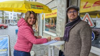 Die FDP-Kreisvorsitzende und Land­tags­kandi­datin Britta Hundes­rügge unterstützte den Orts­vorsitz­enden der Kraillinger FDP, Ronny Walter (Foto: Jürgen Haubeil/Unser Würmtal)