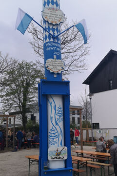 Um 12 Uhr war der Maibaum in Krailling sicher befestigt (Foto: Jürgen Haubeil/Unser Würmtal))