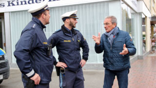 Gemeinderat Walter Frank diskutierte mit Kerwin Kreisel und Dienststellen-Vize Benedikt Dobmeier (v.r.) über die Lösungen für die Bahnhofstraße. (Foto: Ulrike Seiffert / Unser Würmtal)