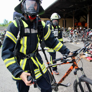 Ludwig und Benedikt von der Stockdorf Feuerwehr starteten in voller Montur und warben damit um Nachwuchs für die Feuerwehr.