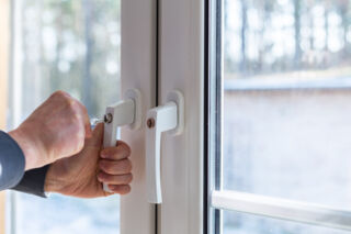 abschließbare Fenstergriffe erschweren Einbrechen ihr Handwerk (Foto: Marlon Bönisch / AdobeStock)