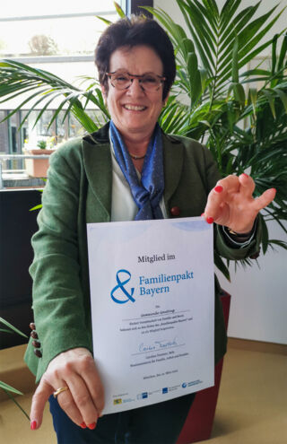 Bürgermeisterin Dr. Brigitte Kössinger präsentiert stolz die Mitgliedsurkunde.