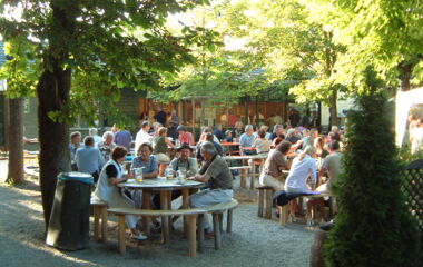 der lauschige Biergarten der Kraillinger Brauerei - ein Treffpunkt für Jung und Alt