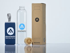 Personalisierte Glasflaschen - bedruckt mit Ihrem Logo auf Flasche, Karton und Schutzhülle und graviertem Deckel