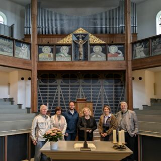 Die Besucher machen sich ein Bild von der unter Dankmalschutz stehen Waldkirche  (Foto: Josef König)