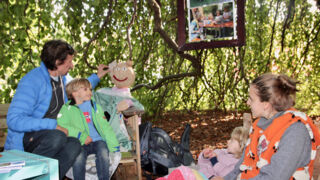 Die Plauderecke der ''Schule der Fantasie'' unter der großen Weide zog während des ganzen Festes Familien an (Foto: Unser Würmtal, Ulrike Seiffert)