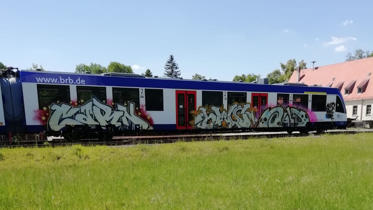 abgestellte Züge der Bayerischen Regiobahn mit Graffitis (Foto Polizei Gauting)