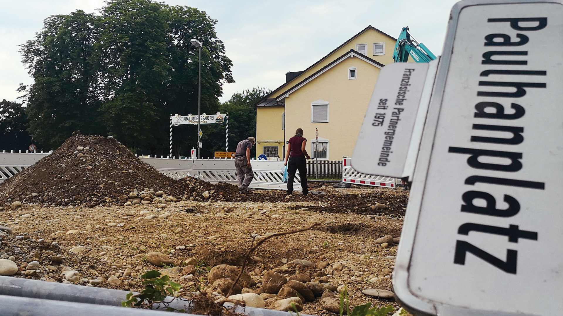 Die "Steine des Anstoßes" – zu Tage gefördert durch die archäologischen Untersuchungen auf dem Kraillinger Paulhanplatz (Foto: Jürgen Haubeil)