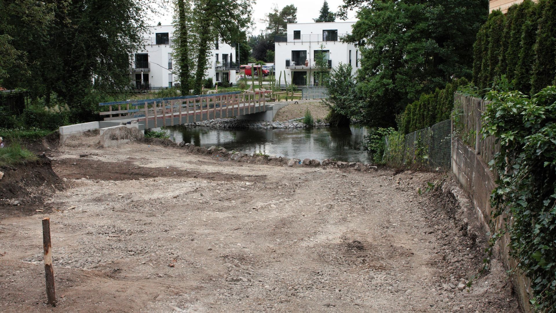 Noch fehlen Humus und Wiese. An der Brücke werden noch Geländer montiert. (Foto Gemeinde Krailling)