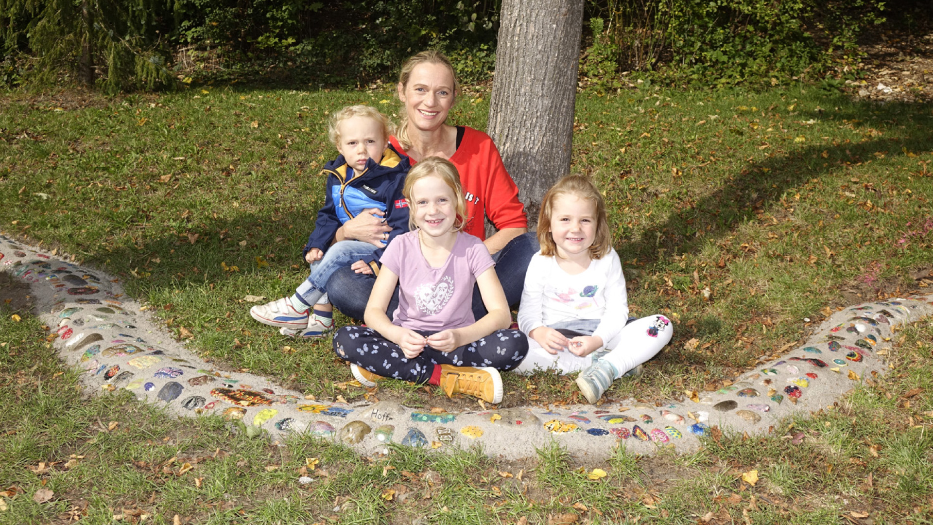 Die Initiatorin der Gräfelfinger "Corona-Schlange", Barbara Rehbock, mit ihren Kindern Lou-Ann, Maida und Tim Luca