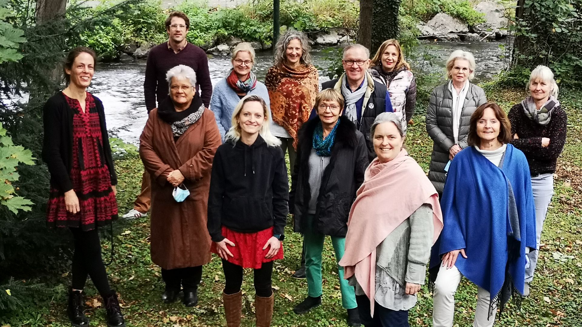 Stefanie Fröhlich (vorne) und Antonia Fundulus (l.) mit der Gruppe der neuen Hospizhelfer.