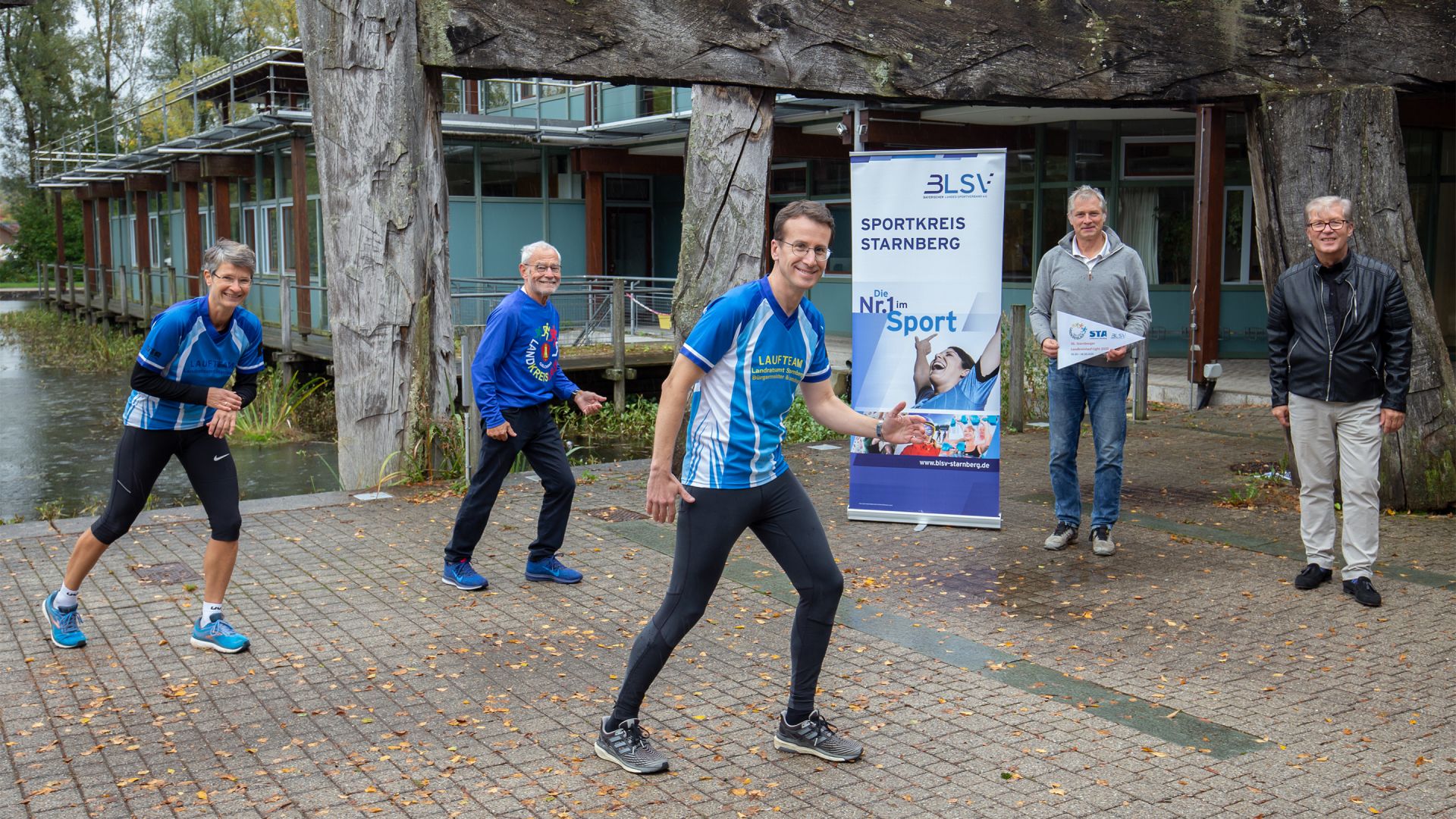 Eröffnung des Starnberger Landkreislaufes Light 2020 (v.l.v.r.): Jana Frühauf, Bernhard Frühauf (Mitorganisatoren) Landrat Stefan Frey, Niki von Dahn (Referent des Landkreislaufes) und Walter Moser (BLSV-Kreisvorsitzender)