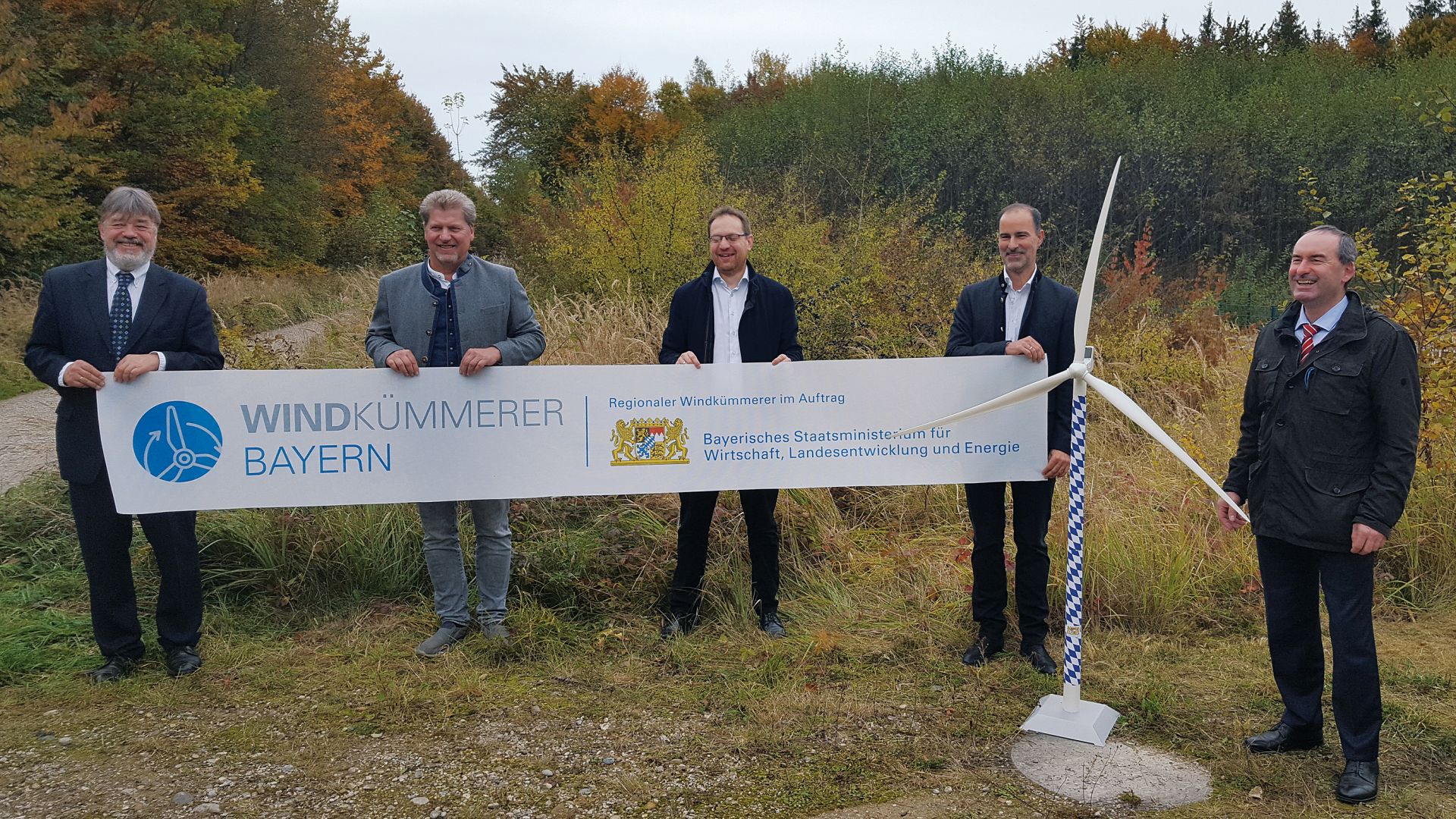 Startschuss für die Arbeit des Windkümmerers (v.l.n.r.): Pullachs 2. Bürgermeister Andreas Most, Neurieds 1. Bürgermeister Harald Zipfel, Ulrich Buchhauser (LENK), Windkümmerer Peter Beermann und Minister Hubert Aiwanger