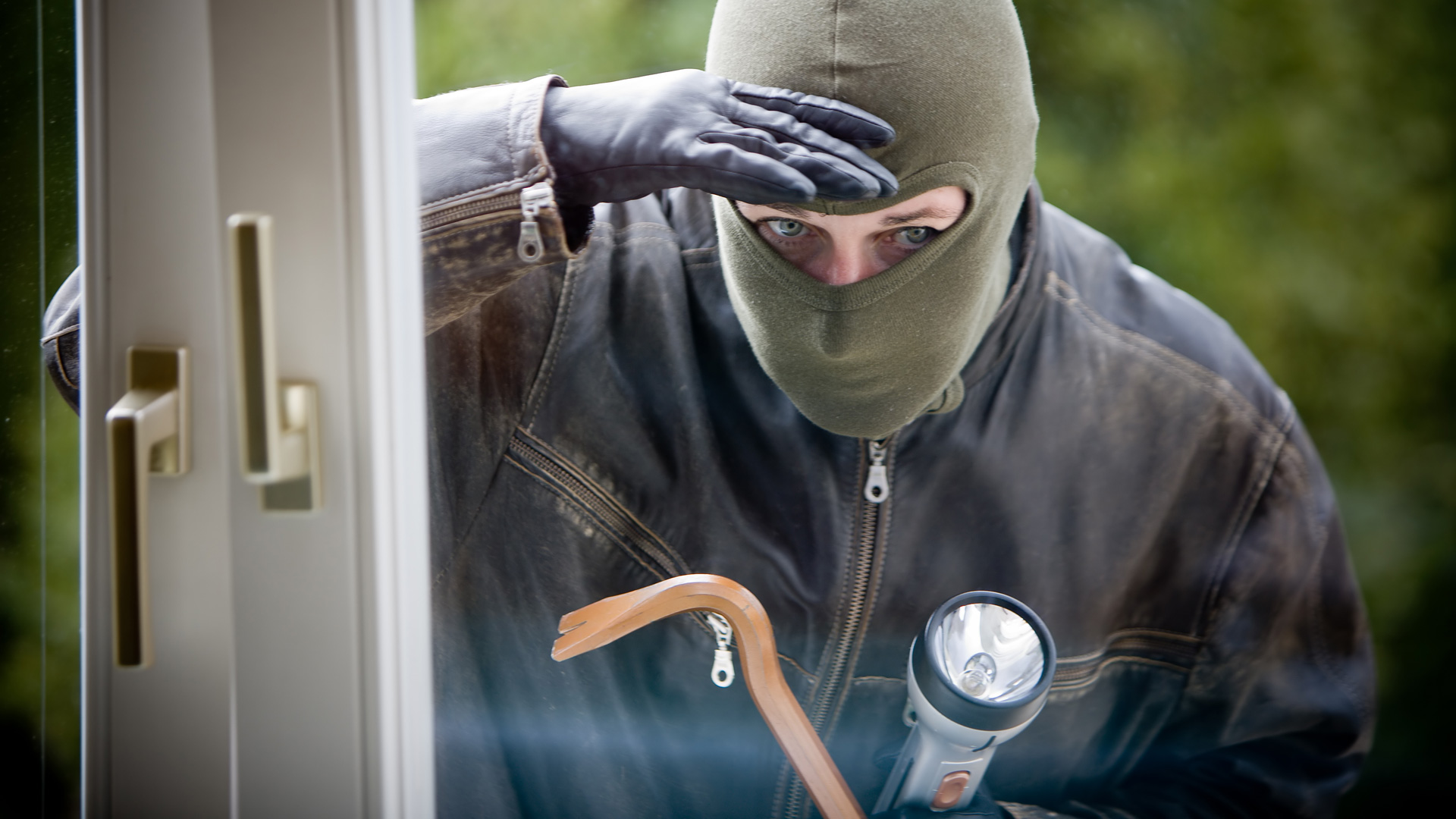 Gekippte Fenster sind eine Einladung für jeden Einbrecher. Die Polizei berät an den Infoständen u.a., wie Häuser und Wohnungen während der Abwesenheit der Bewohner gesichert sein sollten.