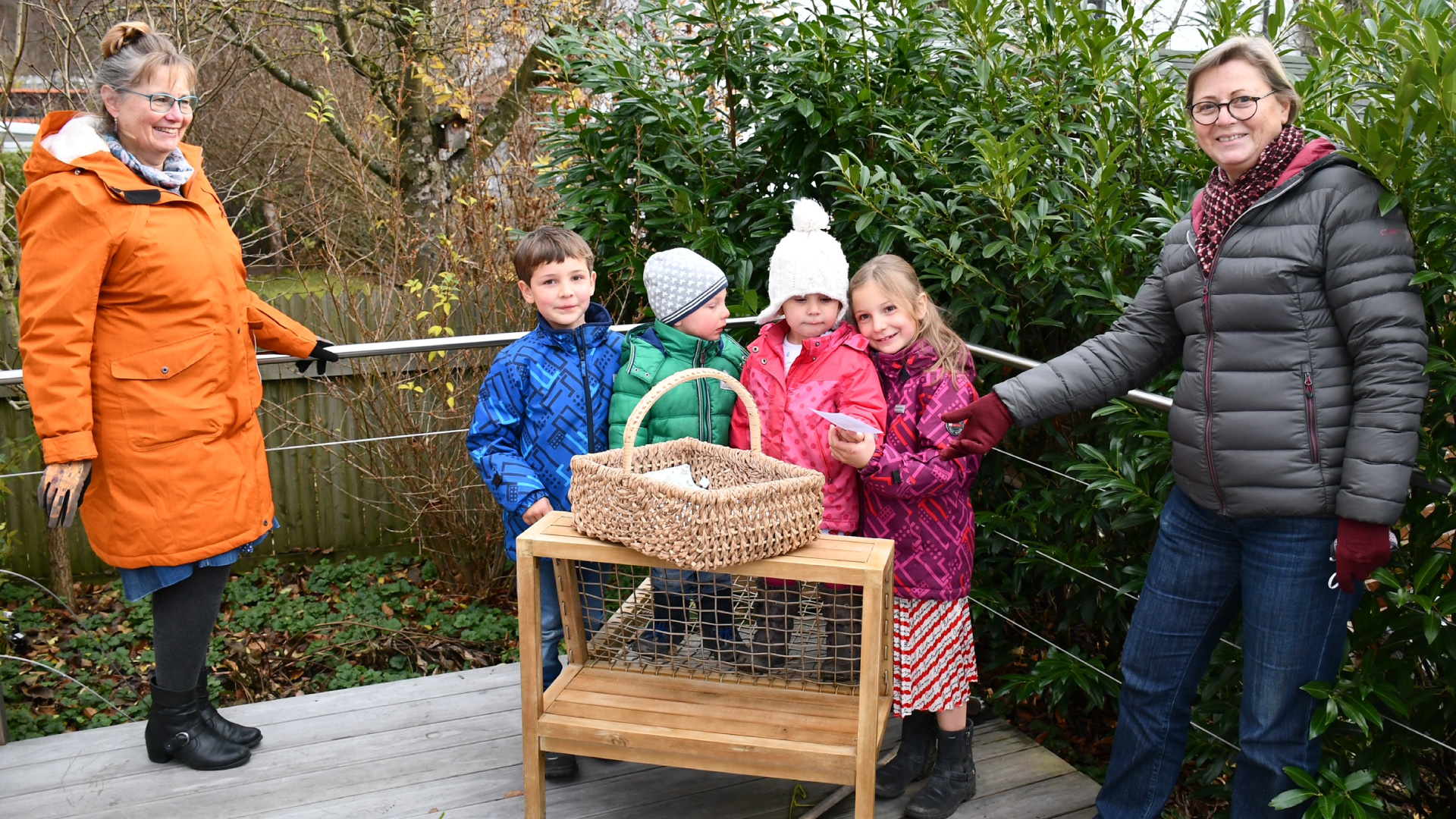 Ziehung der Gewinner (v.l.n.r.): Vereinsvorsitzende Manuela Kleinknecht, die Geschwister Julius, Henri, Clara und Charlotte sowie Jugendreferentin Johanna Walser.