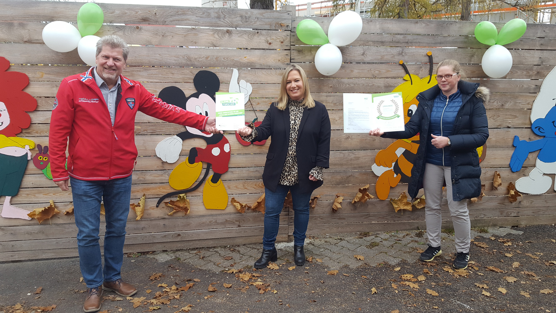 Bürgermeister Harald Zipfel, Kindergartenleiterin Sandra Huber und Anke Hartung (v.l.n.r.) sind stolz auf die Zertifizierung.