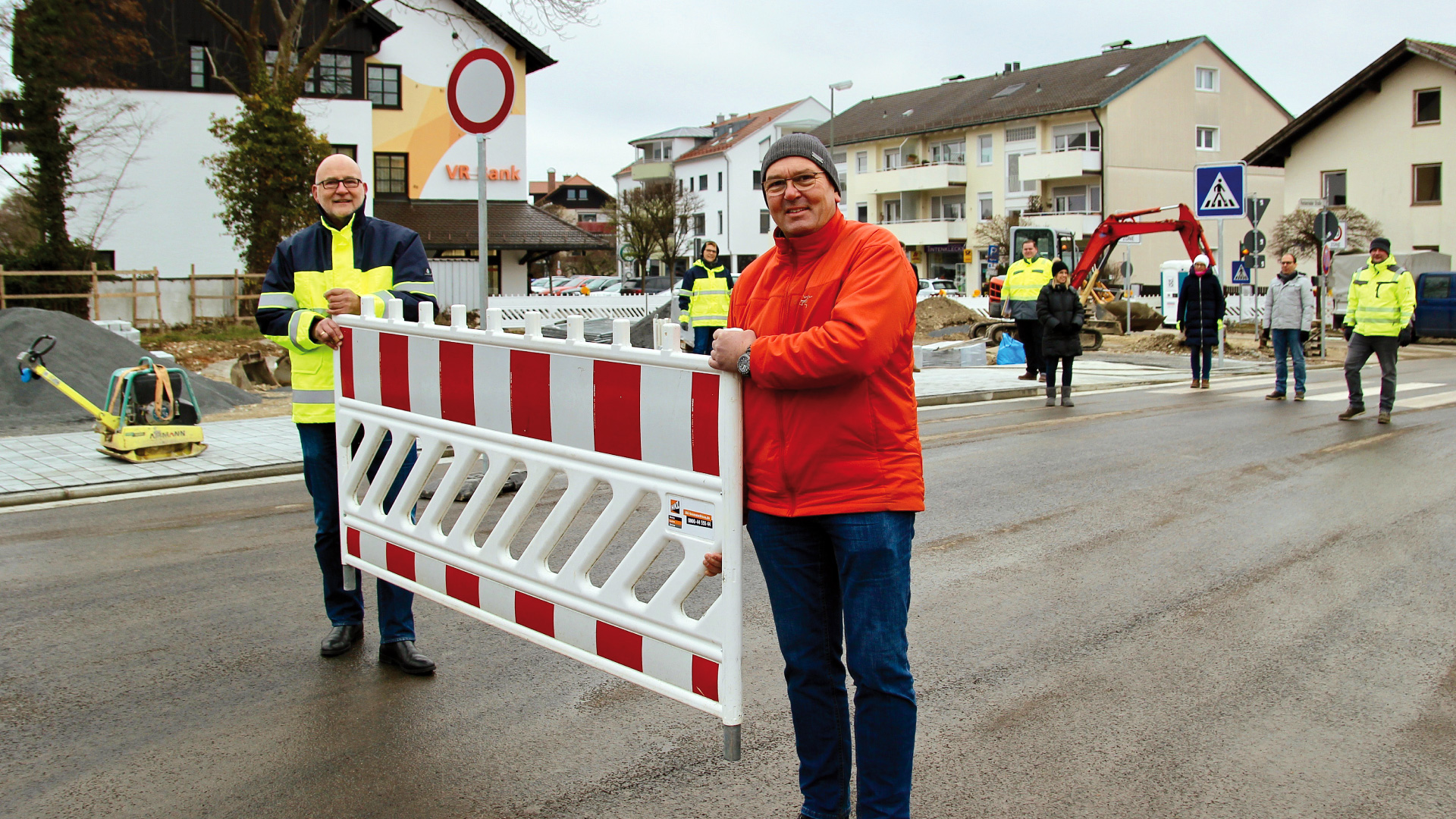 Bürgermeister Rudolph Haux (l.) und Alfons Lammich räumten gestern symbolisch die letzten Bauabsperrungen.