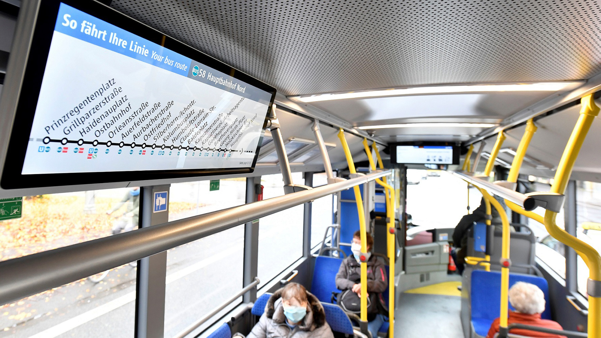 Digitale Displays ersetzen die bisherigen analogen Linienverlaufschilder im Bus.