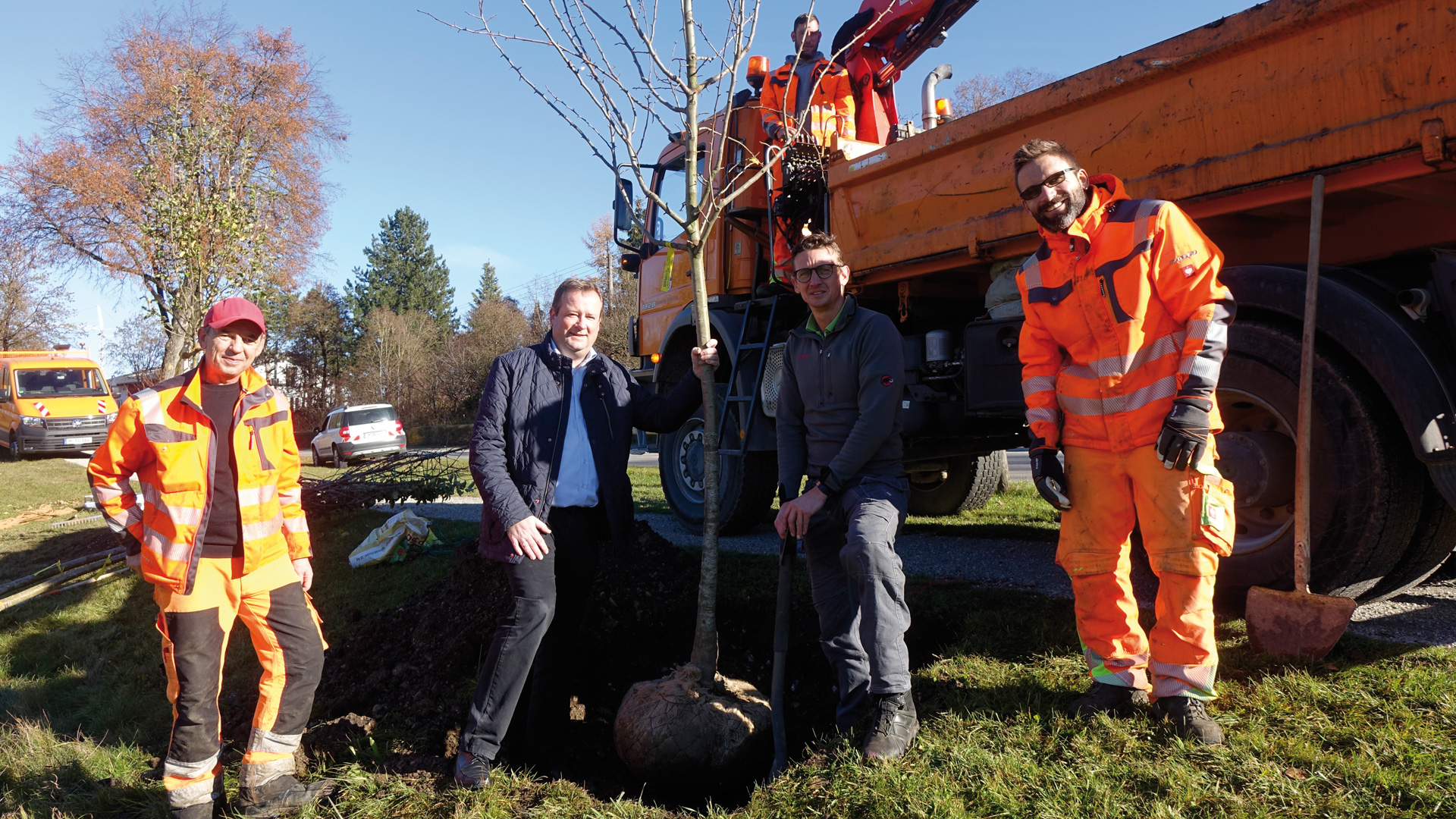 Pflanzung beim Rodelhügel entlang der Pasinger Straße (vorne v.l.n.r.): Mehmet Alidemaj, Bürgermeister Peter Köstler, Christian Geier und Markus David. Auf dem LKW Martin Funke.