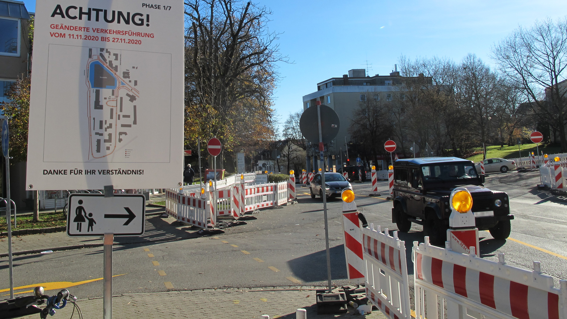 Auf dem Weg vom und zum Bahnhof müssen Fußgänger hier ab Dienstag nicht mehr umständlich die Straßenseite der Bahnhofstraße wechseln.