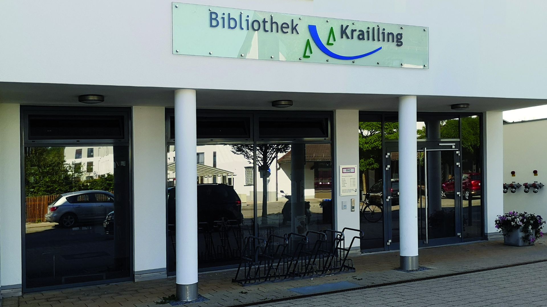 Geschlossen – aber trotzdem für die Kunden da: Telefonisch oder per E-Mail bestellt Bücher können kontaktlos an der EIngangstür der Gemeindebibliothek Krailling abgeholt werden.