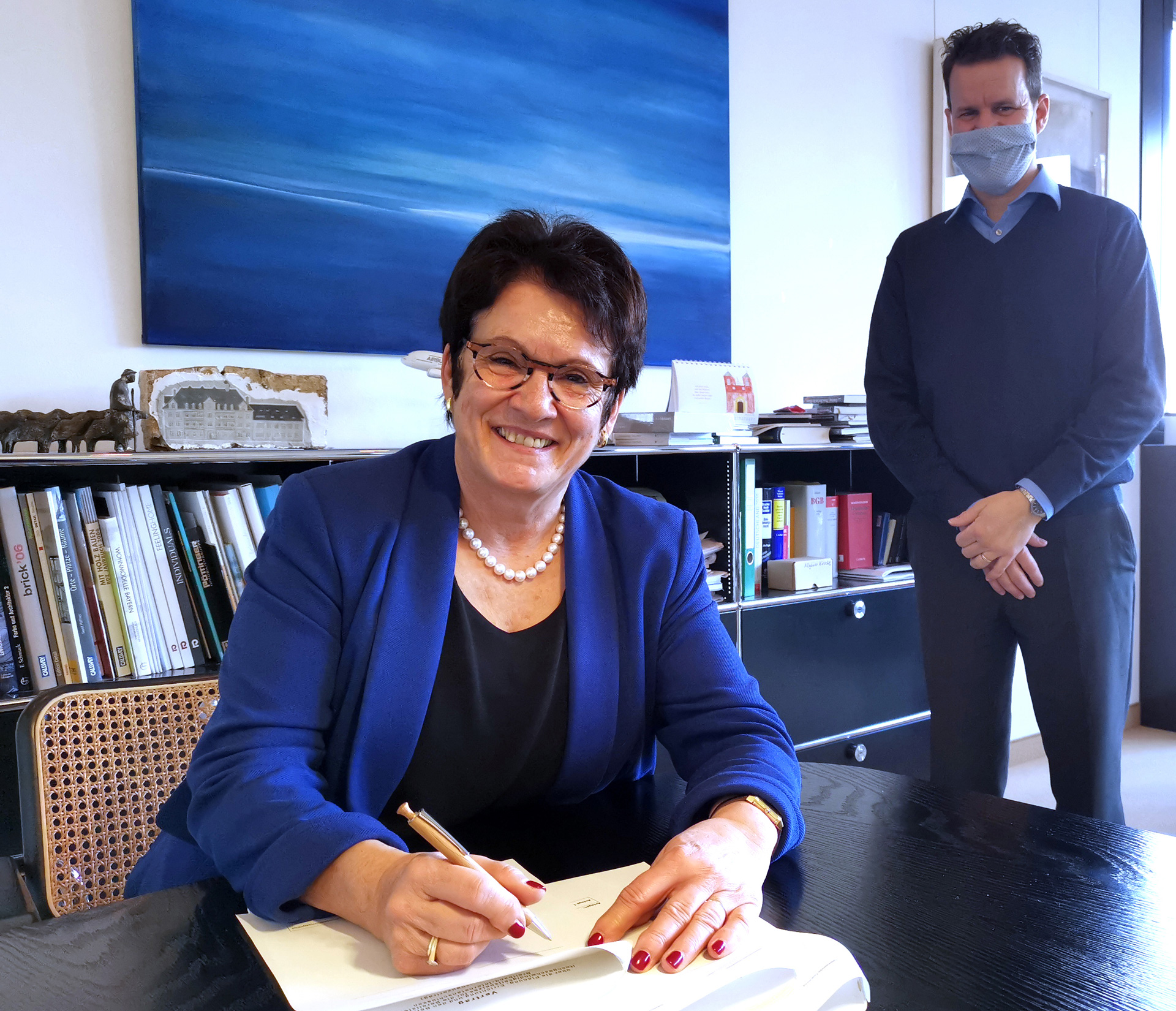 Gautings Erste Bürgermeisterin Dr. Brigitte Kössinger (li.) und Standortförderer Dr. Fabian Kühnel-Widmann bei der Vertragsunterzeichnung.