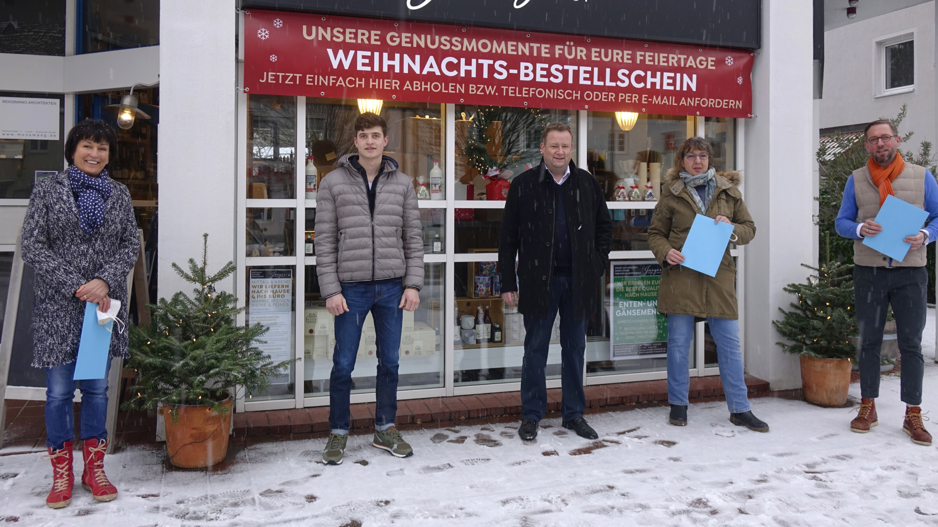 1. Platz – Initiative „Plastikfrei Feinkost genießen" (v.l.n.r.): Ursula Iacenda, Luis Hufnagel (Sandro’s Frutteria), Bürgermeister Peter Köstler, Ute Sturm (Käse Weine & Spezialitäten Sturm), Peter Jaeger