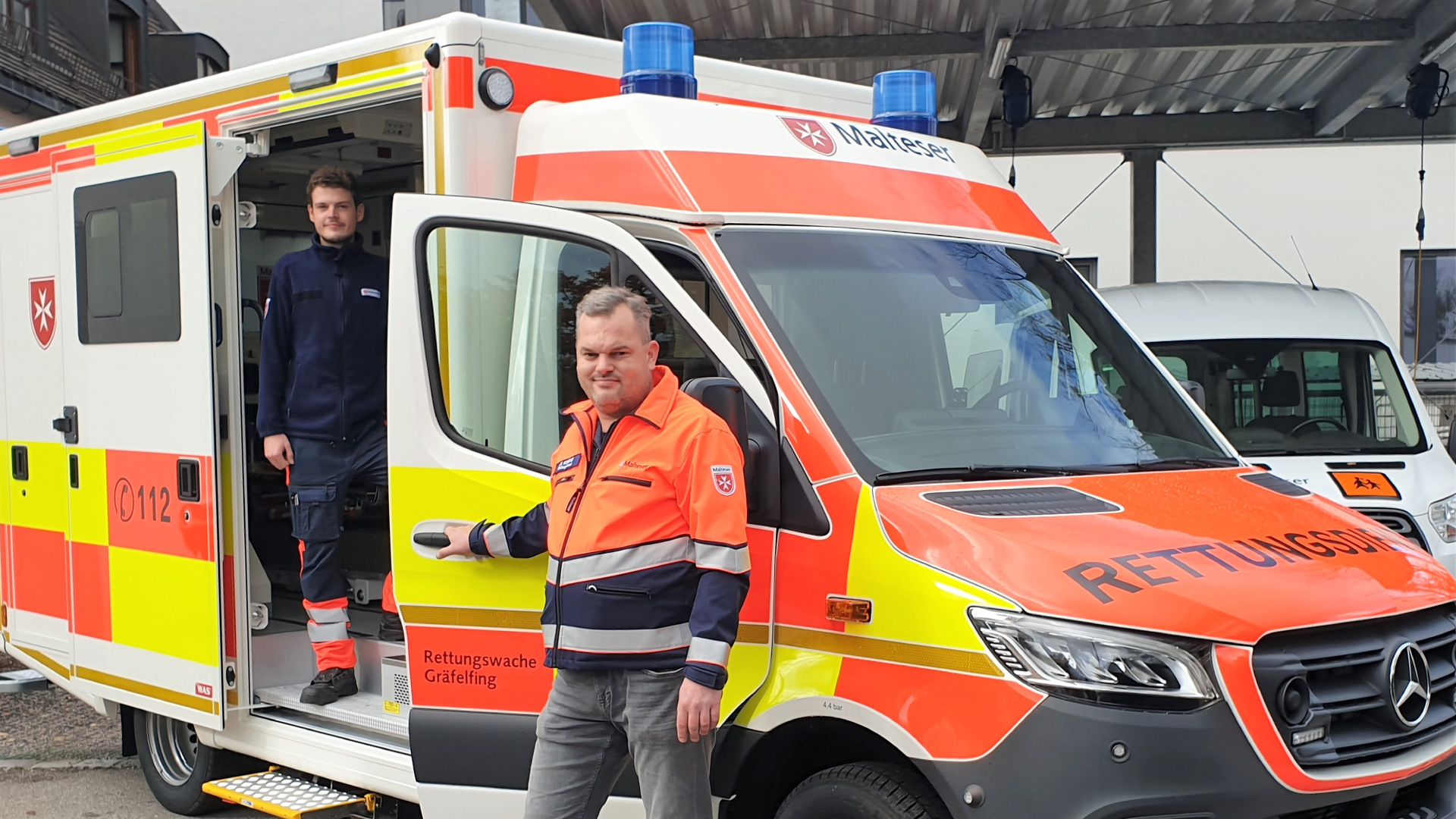 Malteser Wachleiter Björn Konrad (r.) und Notfallsanitäter Tobias Maly melden den neuen Rettungswagen einsatzbereit.