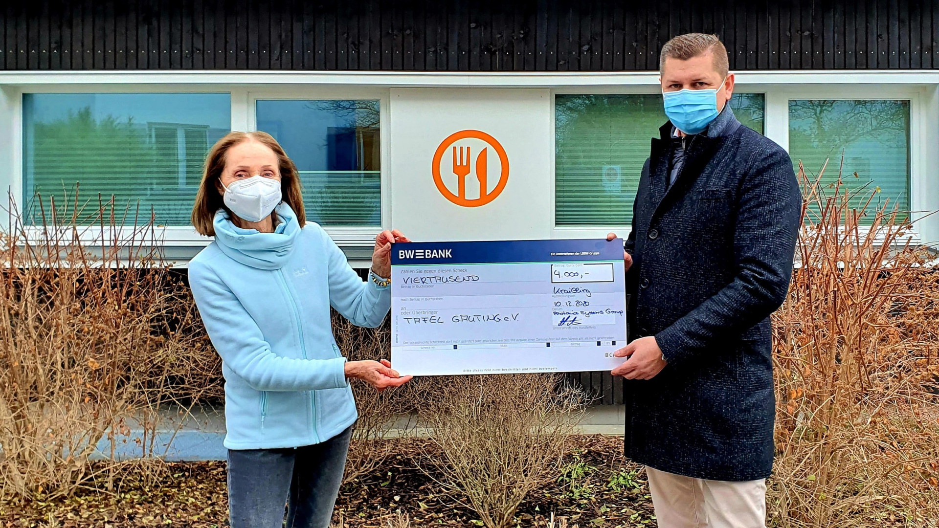 CEO Markus Nicht (r.) überreicht den symbolischen Spendenscheck an Monika Fliedner, 1. Vorsitzende der Gautinger Tafel.