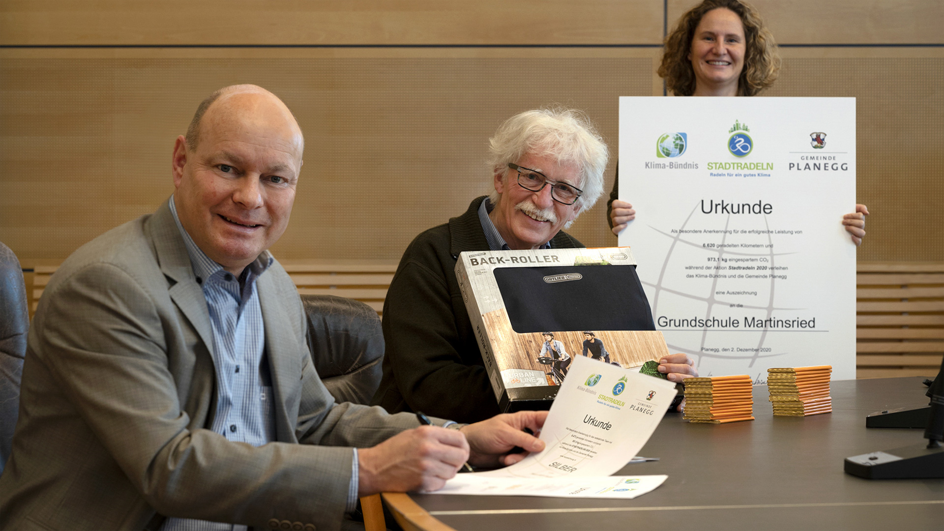 Bürgermeister Nafziger, Roman Brugger, Initiator und Mitorganisator, und Martina Argyrakis, Mobilitätsreferentin der Gemeinde (v.l.n.r.), bereiten die Urkunden und Preise für die Versendung vor.