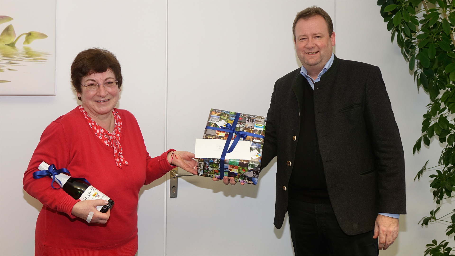 Bürgermeister Peter Köstler (r.) dankte Andrea Knofe im Namen aller Kolleginnen und Kollegen aus dem Rathaus für das große und langjährige Engagement und wünschte ihr von Herzen alles Gute für den neuen Lebensabschnitt.